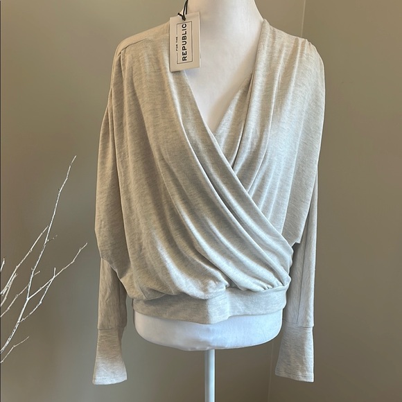 For The Republic Tops - For The Republic Wrap Top in Gray, Sz M